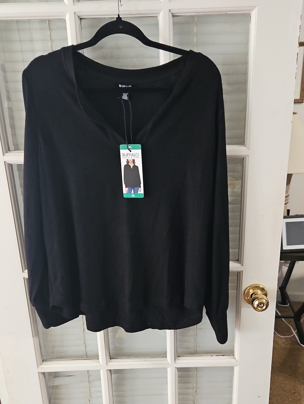 NWT Buffalo David Bitton Women's Black Long Sleeve V-Neck Top. Sz XL